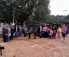 Imagem mostra um grande grupo de pessoas posando para foto antes do trabalho de campo do NUFURB em comunidade em Foz. 