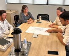 Equipe do NUFURB discute estratégias de atendimento no gabinete, antes da atuação em campo. 