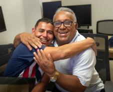 Imagem mostra pai idoso e filho jovem adulto se abraçando após a coleta de DNA para reconhecimento de paternidade em Mutirão Meu Pai Tem Nome.