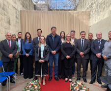 Autoridades posam para foto antes do casamento coletivo na Cadeia Pública de Cornélio Procópio.