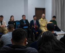 O Defensor Pública Ricardo Menezes presta esclarecimentos para as famílias das vítimas da explosão em empresa de Quatro Barras.