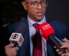 Ricardo Menezes comunica sobre o começo dos atendimentos às famílias na imprensa.