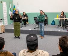 A ouvidora da DPE-PR Karol Nascimento fala na abertura do Mutirão Meu Nome Meu Direito. 
