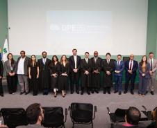 Novos defensores e defensoras públicas posam ao lado de representantes da instituição. 