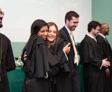 Novas defensoras e defensores públicos confraternizam ao fim da cerimônia de posse.