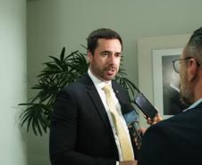 Imagem com foto do defensor público-geral, Matheus Munhoz, dando entrevista