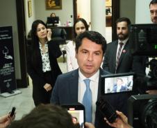 Imagem com foto do deputado Alexandre Curi dando entrevista