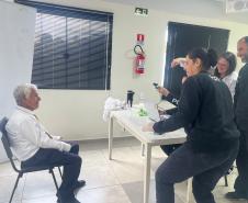 Equipe do Institito de Identificação do Paraná realiza fotografia para carteira de identidade de um homem idoso residente do Perqueno Cotolengo.