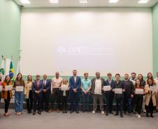 Novos servidores empossados posam para foto com representantes da administração da Defensoria presentes na solenidade. 