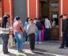 Fila para acessar a sede da Defensoria no início do Mutirão. 