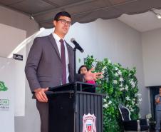 Defensor Público Pedro Bruzzi discursa durante o casamento. 