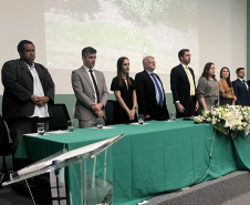 Autoridades compõe a mesa solene para a cerimônia de posse dos seis novos defensores púbicos do Paraná. 