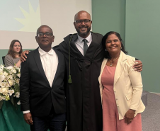 Novo defensor público posa ao lado de familiares. 
