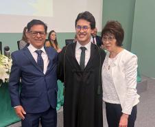 Novo defensor público posa ao lado de familiares. 