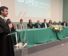 Novo defensor público empossado profere discurso durante a cerimônia de posse. 