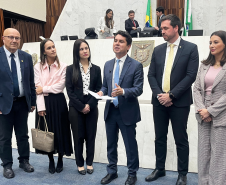 Imagem com a foto de representantes da Defensoria na Assembléia Legislativa do Paraná, junto do deputado Alezandre Curi, para entrega de projeto de Lei