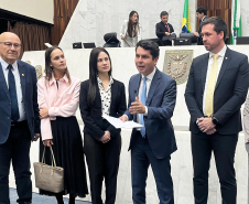 Imagem com a foto de representantes da Defensoria na Assembléia Legislativa do Paraná, junto do deputado Alezandre Curi, para entrega de projeto de Lei