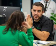 Imagem mostra o defensor público Rafael de Mattos Souto realizando atendimento na Câmara Municipal de Curitiba.