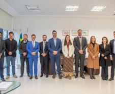 Comissão eleitoral e equipe do gabinete posam ao final da apuração. 