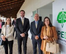 Autoridades posam ao lado do banner da Defensoria durante a inauguração. 