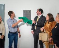 Autoridades descerram a placa de inauguração da sede da DPE-PR em Pontal do Paraná.