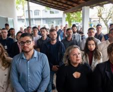 Imagem mostra o público presente na inauguração. 