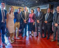 Autoridades da Defensoria Pública posam para foto antes do início da cerimônia.