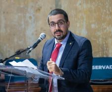 Autoridade discursa durante a cerimônia de posse. 