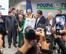 Governador Ratinho Júnior decerra a placa de inauguração da Unidade do Poupa Tempo inaugurada hoje. 