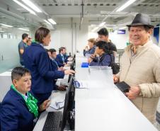 Senhor idoso de chapéu é atendido no posto do Poupa Tempo do Governo do Estado.