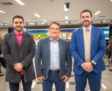 Três homens de terno posam para imagem durante o Mutirão. 