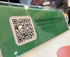 Imagem mostra QR Code em close que leva aos serviços da Defensoria Pública do Paraná.