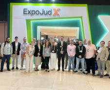 Defensores e Servidores da DPE-PR posam em frente à entrada do EXPOJUD 2025.
