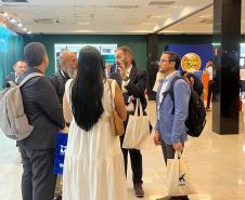 Participantes do Expojud 2025 conversam entre as palestras. 