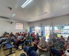 Foto da sala de reunião revela que o espaço está lotado de cidadãos e cidadãs.