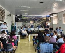 Imagem mostra o auditório lotado com pessoas acompanhando a reunão sobre o aluguel social.