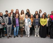 Representantes da Rede de Apoio aos Egressos posa para foto ao fim do sexto encontro. 