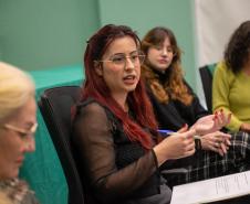 Servidora Ana Ashley do NUPEP fala durante sexto encontro da Rede de Apoio aos Egressos
