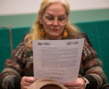 A coordenadora da Rede Professora Rita, da UFPR, lê  documento apresentado pela Defensoria. 
