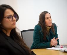 A segunda subdefensora Thaisa fala durante a reunião de captação de recursos.