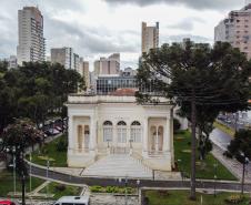 Imagem aérea mostra o Palácio Rio Branco, sede da Câmara Municipal de Curitiba.