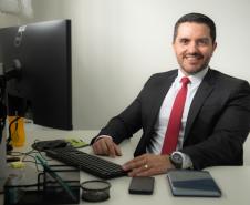 O defensor público Rafael de Matos Souto coordena o Posto de Atendimento da DPE-PR na Câmara Municial de Curitiba.