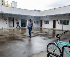 Imagem de uma pessoa chegando ao Posto da DPE-PR na Câmara Municipal de Curitiba.