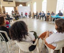 Reunião de autoridades e representantes da comunidade em Guaraqueçaba. 