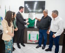 Autoridades fazem o decerramento da placa alusiva à inauguração.