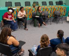 Imagem mostra público e alguns palestrantes do curso.