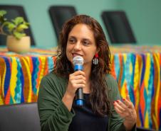 A Defensora Pública Camille Viera da Costa fala aos estudantes sobre o racismo estrutural.