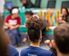 Estudantes do ensino médio acompanham debates sobre raciscmo com equipe da Defensoria Pública do Paraná.