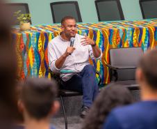 Defensor David Bezerra fala aos público.