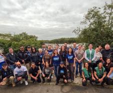 A equipe do Aproxima posa para foto na doca em Paranaguá, antes de ir para Guaraqueçaba. 